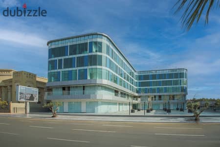 Office for rent, 55 sqm, located in Centro Mall. Features ultra-super-lux finishing, air conditioning, and a prime view overlooking the plaza.
