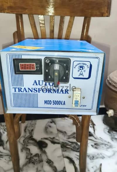محول كهرباء ورافع فولت يدوي 5000VA (Electric Light Co. ) بحالة ممتازة