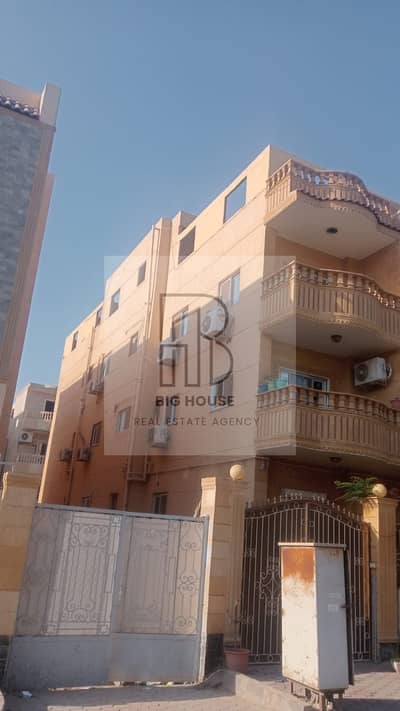  Full Floor for Sale at the Price of One Apartment – 7th District, Obour City   Prime location near the Japanese School, in one of the most prestigious areas of the 7th District.   Third Floor – Two Apartments for the Price of One!   A great opportuni