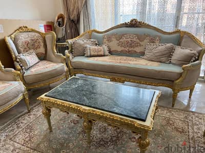 صالون مدهب للبيع بحاله جيده جدا