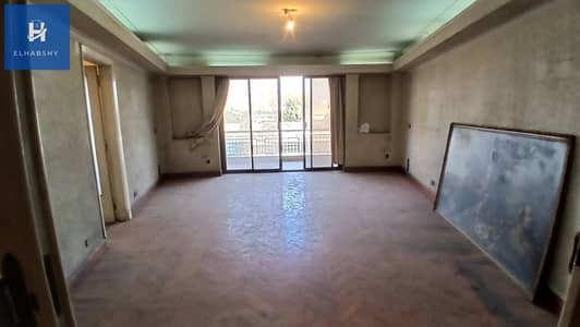 Situated directly on the Nile, this 200-square-meter apartment on the main Nile Street features a fantastic balcony overlooking the river.
