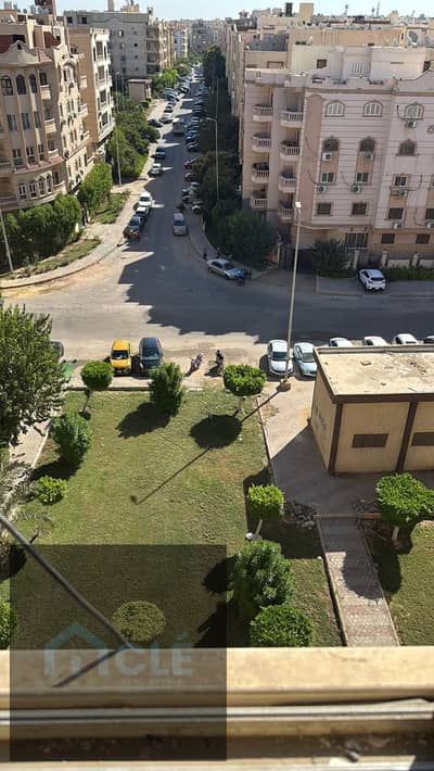 شقة سوبر لوكس للبيع مكيفة بالكامل بموقع و اطلالة مميزة و باقل سعر في النرجس عمارات في القاهرة الجديدة , مساحة 250 م تشمل 3 غرف نوم و 3 حمام و ريسيبشن