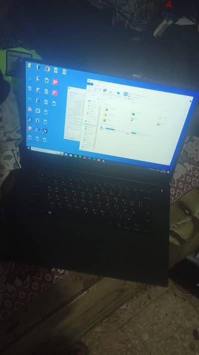 لاب توب ديل شاشه 15 ونص ومعاه جهاز بروجكتر شاشه عرض  120 بوصه عرض