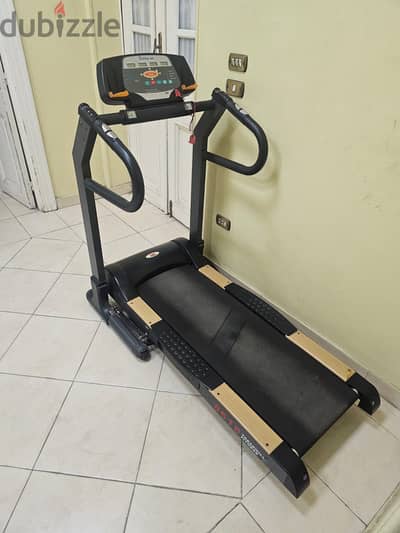 مشاية كهربائية من ماركة American Motion Fitness (موديل 8618)