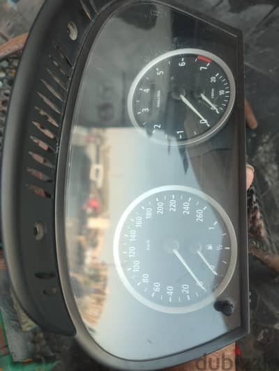 للبيع عداد وشاشه اصلي خلع بتوع عربيه E90
