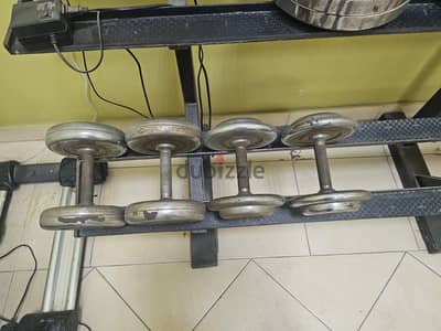 حامل دمبلز + وزنين 15 كيلو + وزنين 20 كيلو بحالة الجديدة