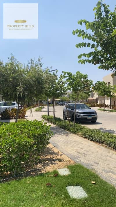 **Villa for Sale with an Exclusive 44% Cash Discount!**  Enjoy a prime location next to La Vista and Madinaty, featuring a beautiful open view overloo