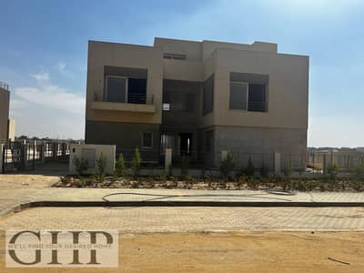 فيلا مستقلة تايب B للبيع في بالم هيلز القاهرة الجديدة، جاهزة للاستلام وفي موقع مميز.