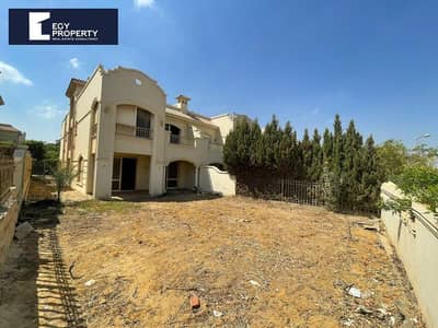 Corner town house for sale in patio 3 la vista new cairo with open view and under market price