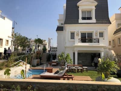 Inspect and take possession of a 240 sqm villa with a private garden and a landscape view. The property comes fully finished and is situated in a prim