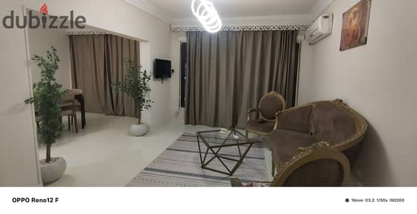 For daily rent on the Nile, a furnished apartment on Maadi Corniche consists of three bedrooms, a reception area, 2 bathrooms, and a fully air-conditioned kitchen with Wi-Fi and natural gas, for families, households, and committed youth only.