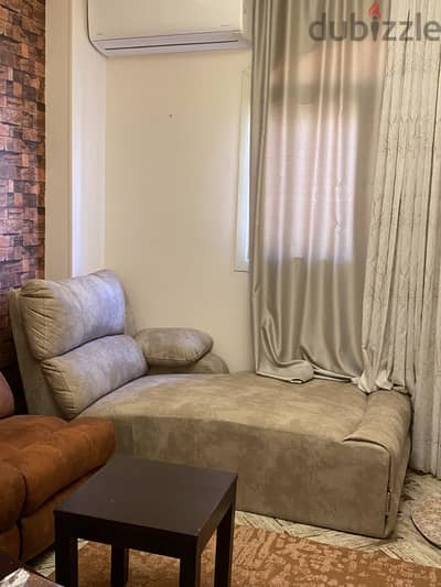 2 Premium Chaise Lounge Daybeds / ٢ فوتيه شازلونج ليفنج بحالة ممتازة