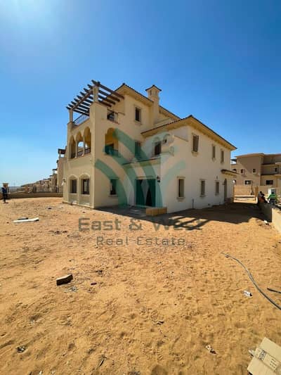 فيلا مستقلة مميزة جدا للبيع  مساحة 425m -في كمبوند سيتي جيت-City Gate -ديار القطرية-مرحلة Garnet-فيو على الجولف مباشرةً-موقع مميز داخل الكمبوند- بحري