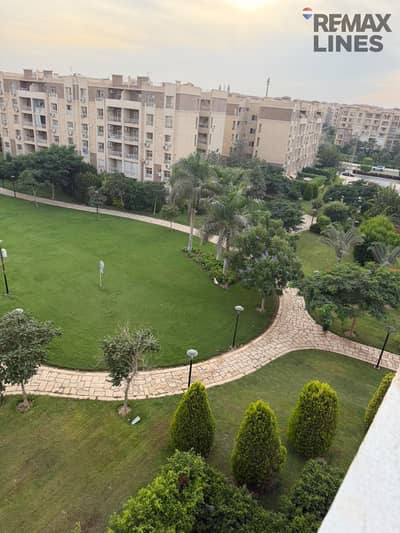 A special opportunity for sale in my city, a 96m apartment with special finishes, sold with furniture, furnishings, and appliances, ready for living without any additional costs for preparation. It features a wide garden view.