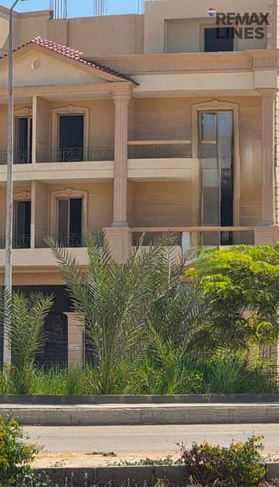 للبيع في الشروق شقه ارضى 225 م داخل فيلا على الطريق