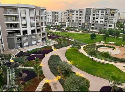 شقه بحري بفيو مفتوح دور مميز غرفه بسعر لقطه  في وان هايد بارك hyde park بجوار الجامعه الامريكيه شقه للبيع علي شارع التسعين الجنوبي التجمع الخاااااامس