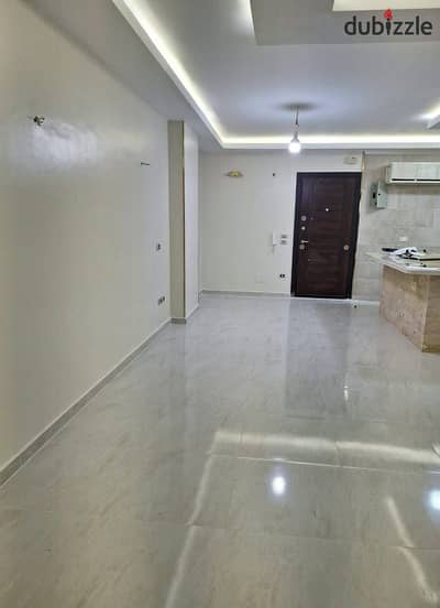 Furnished apartment for rent in Zahraa El Maadi, district ten, second floor, elevator, chic and elegant building, close to Carrefour, 2 bedrooms, 2 bathrooms, includes a kitchen, for contact 01117481421