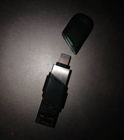 USB flash works with iPhone lightning ports