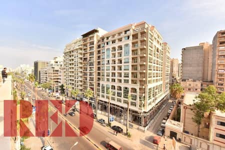 شقة لقطة للبيع في سبورتنج بالإسكندرية على شارع أبو قير مباشرة، بإطلالة بانورامية مميزة على نادي سبورتنج بالكامل، في موقع استراتيجي وحيوي من أرقى مناطق
