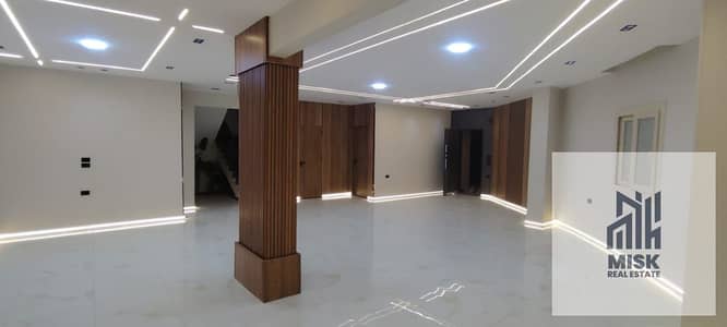دوبلكس 335م للبيع بالحي التاسع، بيزمنت وأرضي مرتفع، برايفت جاردن 70م، أول سكن، Ultra Super Lux، 4 غرف، 3 حمام.