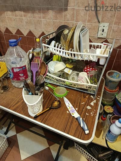 ٣ ترابيز ( ٢ متوسطين + واحدة كبيرة للمطبخ)