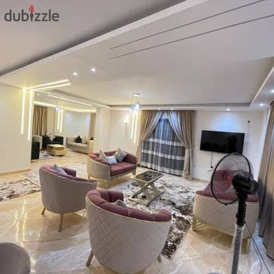 شقة للإيجار 220 متر بالحي الأول المجاورة الخامسة 6 أكتوبر – 3 غرف وريسبشن 3 قطع