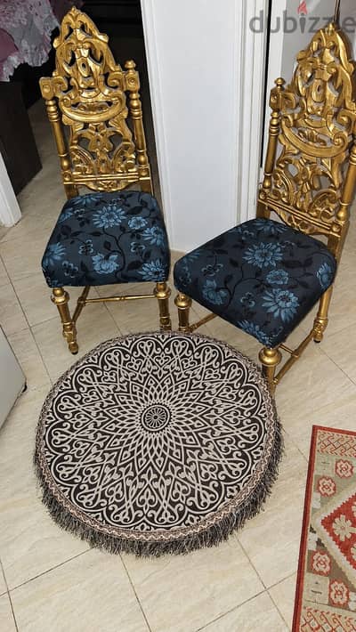 كرسي مع طرابيزه