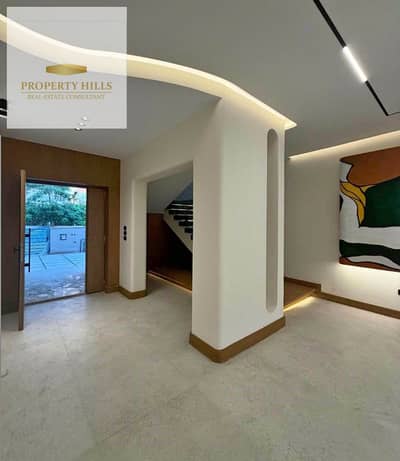 فيلا للبيع 305م في التجمع الخامس  بسعر مميز وتقسيط لاطول فتره جنب zed east
