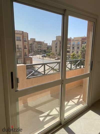 شقه للايجار بالمطبخ والتكييفات في الحي التامن الشيخ زايد