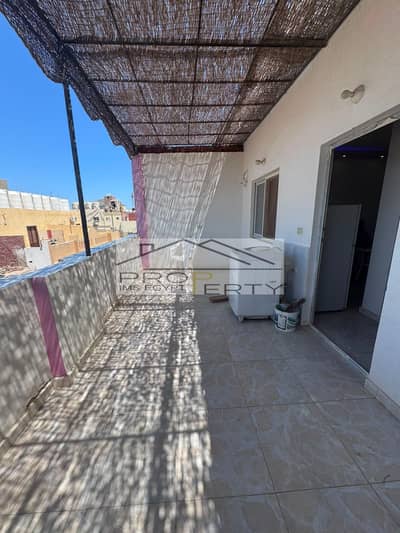 Apartment for sale in Sheraton, 90 m, featuring a private rooftop terrace with a sea view. The building has an elevator; apartment includes 2 rooms