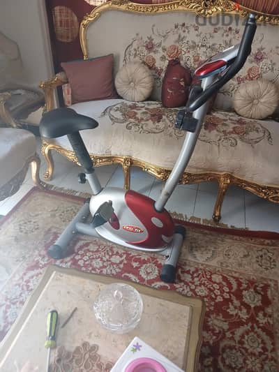 عجلة جيم وجهاز لتقوية عضلات الظهر والبطن بحالة الجديد