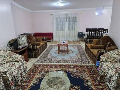 شقة بالروف مساحة 180 م3 بالحي الأول مج 6 بها اسانسير