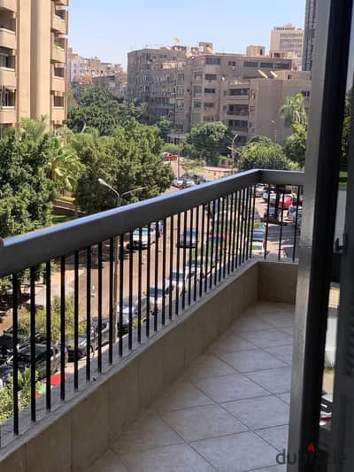 شقه للبيع تقاطع شارع العروبة مع شارع حسن صادق، بموقع استراتيجي وإطلالة مميزة على نفق العروبة-مصر الجديده