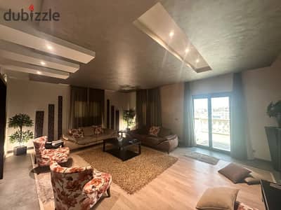 مساحة مميزة تجمع بين الشقة والروف الخاص بتشطيب ألترا سوبر لوكس وغرفة دريسنج كاملة وموقع بواجهة مميزة وأسانسير فرصة مناسبة لبيع بأرض الجولف مصر الجديدة