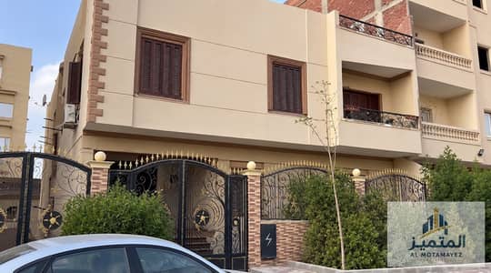 شقة للبيع بالحي الثالث بمدينة العبور 300م دور أول بتشطيب سوبر لوكس في موقع هادئ ومميز بالقرب من نادي سيتي كلوب جاهزة للسكن الفوري  جاهزة للسكن الفوري
