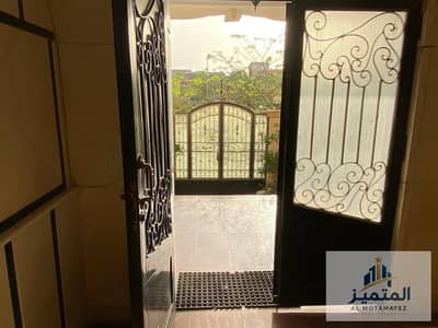 شقة للبيع بالحي الثالث بمدينة العبور 300م دور أول  بتشطيب سوبر لوكس في موقع هادئ ومميز بالقرب من نادي سيتي كلوب جاهزة للسكن الفوري  جاهزة للسكن الفوري