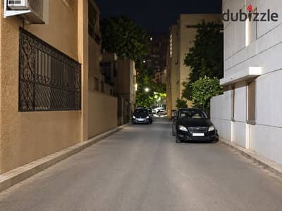 فرصة نادرة للسكن الراقي أو الاستثمار بمكرم عبيد (شارع هشام لبيب أمام محجوب مباشرة)  ​شقة 120 متر + استوديو مستقل 20 متر بمدخل خاص وجراج، تشطيب عالي وفي موقع حيوي جداً قريب من كل الخدمات.