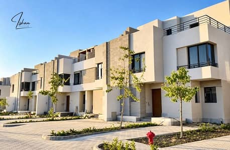 lowest price town house middle in the crown ready to move october