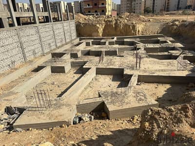 For sale, a plot of land with features in the northern area of the seventh neighborhood, with reinforced foundations at a clear corner facing north.