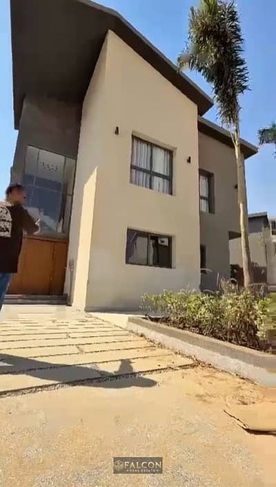 فيلا 3 أدوار 180 متر استلام فوري ع المفتاح  في كريك تاون Creek town علي طريق السويس بجوار فاميلي بارك امام بوابات الرحاب خصم 35%