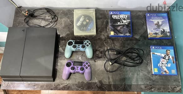 بلايستيشن 4 مع ذراعين و اربع العاب PS4 - 1tb