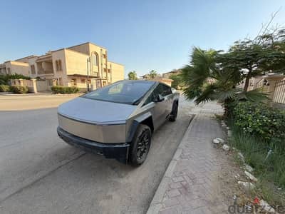 Tesla Cybertruck 2025