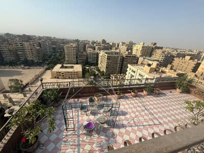 مساحة استثنائية تجمع بين الفخامة والخصوصية  مع روف خاص متصل بالشقة بسلم داخلي مسجل شهر عقاري وأرضيات باركيه طبيعي فرصة مميزة المنطقة السادسة مدينة نصر