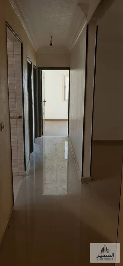 شقه مميزة للبيع في الحي التاسع شارع الفريد فرج تشطيب ممتاز 140 متر 3 غرف وحمام الدور الثالث واجهه امامي بحري تطل على حديقه حصه في الارض وحصه في الجراج