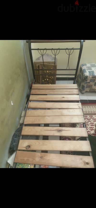 سرير معدني فردي