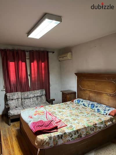 Furnished apartment for rent in Zahraa El Maadi, Tayyibah buildings, fifth floor, with elevator, overlooking the main Zahraa street. The apartment has internet and natural gas, 3 rooms, two of which are air-conditioned, and the reception is air-conditioned, with 2 bathrooms and a kitchen. There is security and guard services nearby, close to all services. 17 thousand per month for a year.