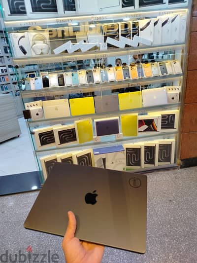 Mac Book m5 pro 14 inch 1teraGB 24GB ram used