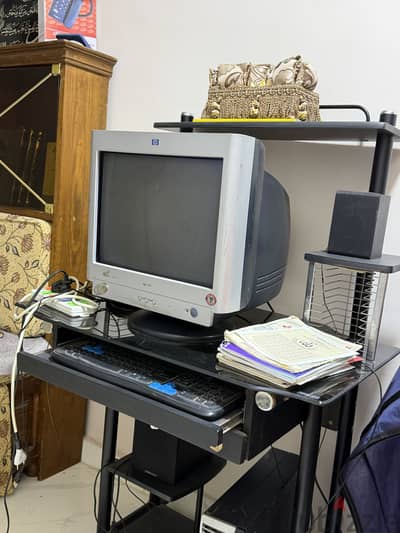 كمبيوتر كامل hp 7550 وتربيزة حديد بحالة جيدة للبيع"