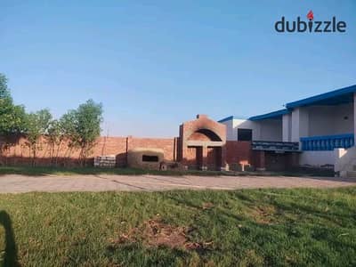 والداجني لو بتحلم بحياة وسط الريف المصري والطبيعة والهدوء والراحة النفسية، ومعاك فرصة تجمع بين الاستثمار والسكن والاستمتاع بالطبيعة  للبيع مزرعة 5 فدان بالفيوم