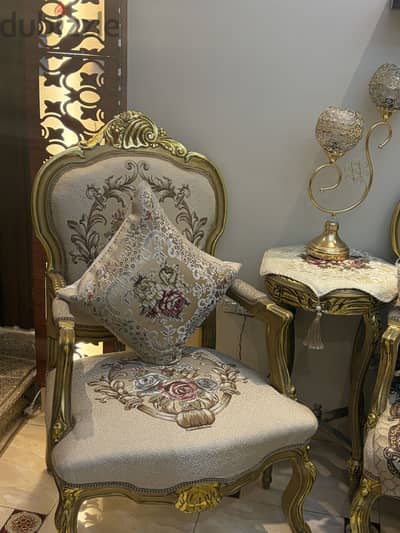 صالون مدهب كامل بحاله ممتازه جدا كالجديد بدون أي عيوب